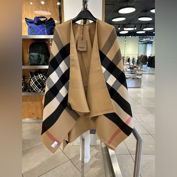 Burberry REVERSABLE Camel and Black Check Cape NWT - Picture 1 of 5